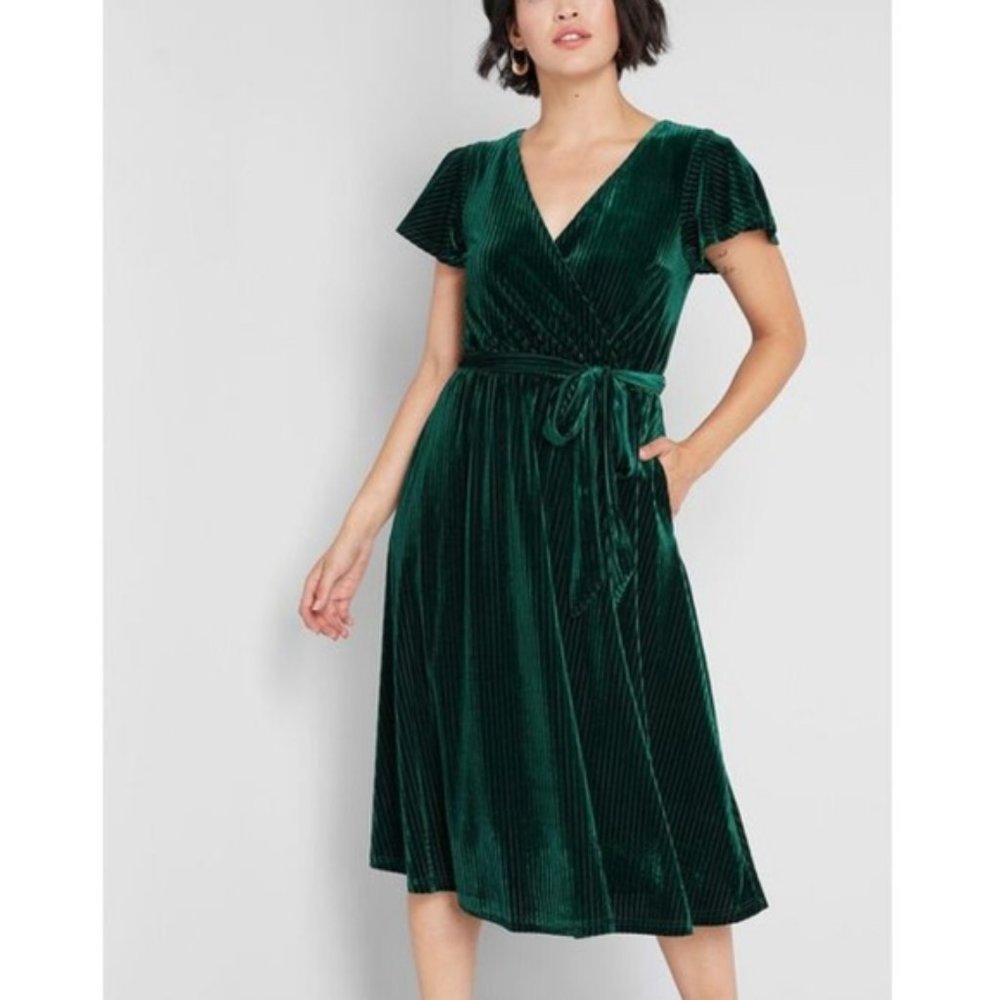 NWT ModCloth Green Velvet Vintage look Midi Wrap Front Dress Size S w/ Pockets!